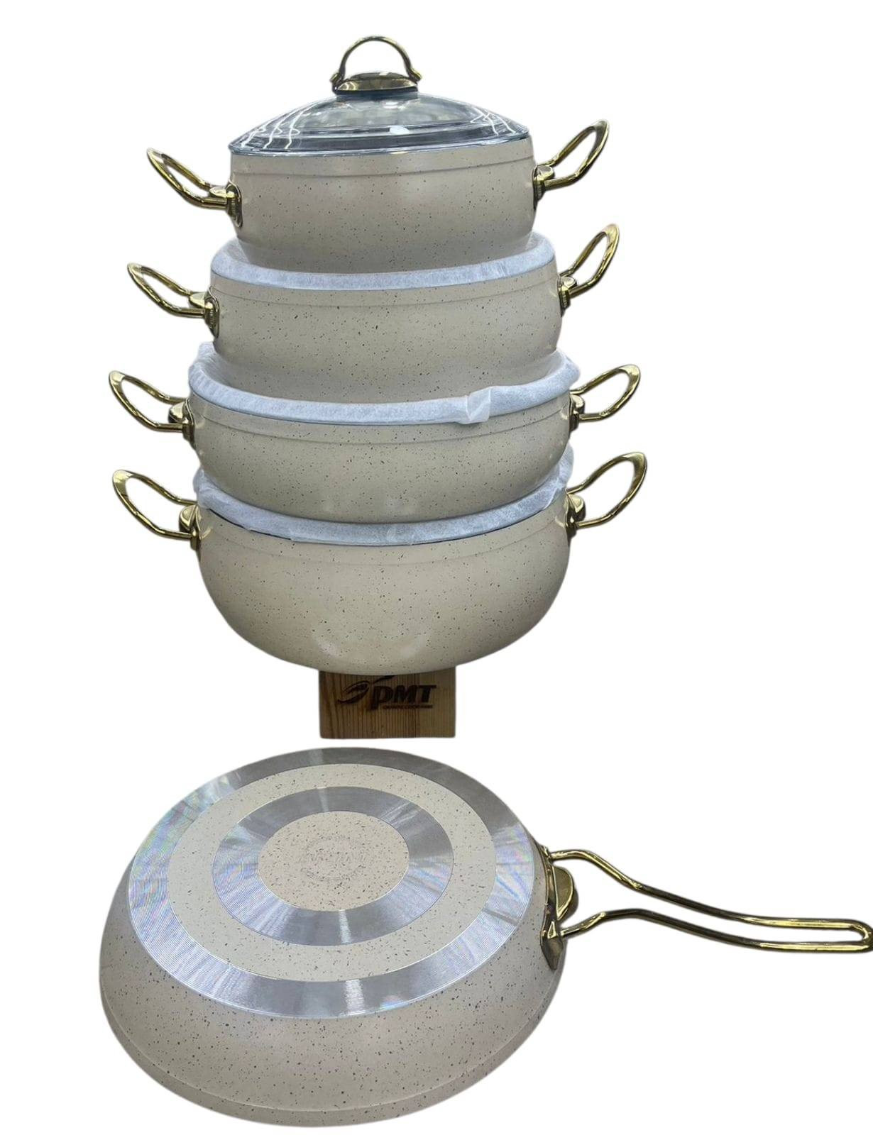 Qazan dəsti PMT, qalınlıq 4 mm, alt taban sürüşməz spiral, qulpları pərçimli qızılı çelik, antibakterial parex qapaq, dəstə daxildir: qazan 28-24-20 sm, dərin tava 28 sm, təkqulp t